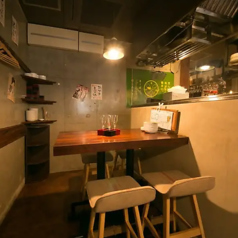 【最大20名様までOK!】周囲を気にすることなくゆったりお過ごしいただけるテーブル席をご用意しております。席をつなげることで、最大20名様まで対応可能です!