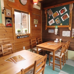 4名掛けのテーブル席を2卓ご用意。少人数でのお食事やご友人との集まりにぴったりの空間です。あたたかみのある雰囲気の中で、気取らずにゆったりとお過ごしいただけます。