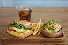 2種チーズの燻製ハムエッグモーニング