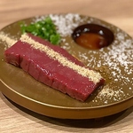 とろける食感♪特選厚切りレバー1320円(税込)！口の中で広がる素材の旨味をじっくりとご体感ください