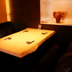 カーテンで仕切られた半個室は、最大4名様までご利用いただける落ち着いた空間。完全個室ほどかしこまらず、程よい距離感とプライベート感が魅力。ご家族でのお食事や親しい方とのご会食にもおすすめです◎※ランチ時の個室料はいただいておりません）