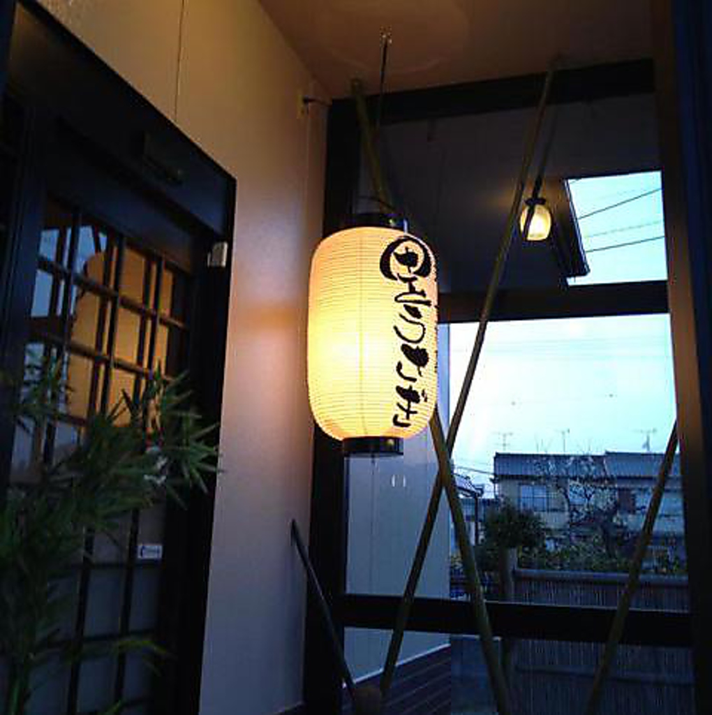 和の趣あふれる入口。少人数利用にピッタリのカウンター席、ゆったり寛げるお座敷席をご用意！