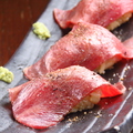 料理メニュー写真 和牛炙り寿司(1貫)
