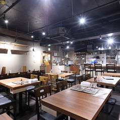 テーブル席もご用意しています！デートや女子会、仕事終わりの飲み会まで、様々なシーンでご利用頂けます！