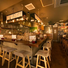 【デートにぴったり♪】2名様掛けのカウンター席をご用意しております。オープンキッチンなので調理する様子も眺められます!二人で楽しい時間をお過ごしいただくのに最適です★