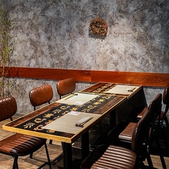 人気の6名様席。落ち着いた雰囲気にでテーブルも広いお席。仲間内の小宴会から接待、女子会等様々はシーンで人気のお席！お早めのご予約お待ち申し上げます。