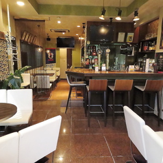 カウンター席は8席ございます。お仕事終わりに、おひとり様からふらっと立ち寄れるのも魅力の一つです。デートやご友人とのお食事にも◎