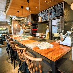 目の前で職人が1枚1枚丁寧にピザ生地を伸ばして焼き上げるのを見ながら食事ができる人気のカウンター席。ガヤガヤしたメインスペースとは一線を画したちょっと大人な空間でステキな時間を過ごせる。