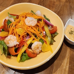 エビと10種の野菜サラダ