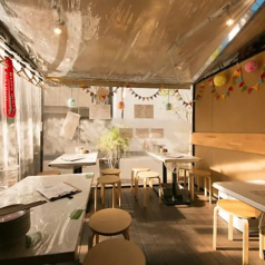 【開放感あふれるテラス席も☆】開放的な空の下でお料理やドリンクをお楽しみいただけるテラス席もご用意しております!屋根がついているので、雨の日でも安心してご利用いただけます!