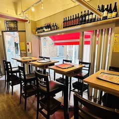 季節次第では外をドアを開けて開放的な空間に