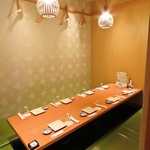 ゆったり掘り炬燵席で飲み会ができ、静かでくつろげる大小完全個室を多数完備しております。
