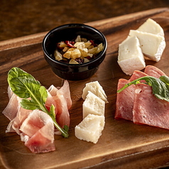 チーズ・生ハム・ドライフルーツ盛合わせ