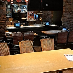 広々としたテーブル席は、少人数のテーブル席もご用意しており友人同士や会社のご宴会など、幅広いシーンに対応可能です。温かみのある木目調のテーブルや、レンガ調の壁がおしゃれな雰囲気を演出しており、ゆったりと本格中華料理を楽しめます。