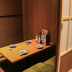 少人数でも個室でゆったり♪宴会・飲み会に。個室席なのでプライベート感たっぷり。くつろぎながら海鮮を楽しめる居酒屋。