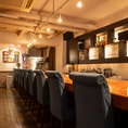 店内のカウンター席です。半オープンキッチンの落ち着いた雰囲気となっています。