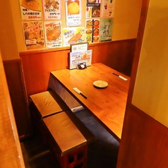 【半個室】女子会・合コン・少人数宴会にぴったりなテーブル席をご用意しました。和の趣を感じる柔らかな光の照明が、落ち着いた雰囲気を演出いたします。居心地の良いくつろぎの空間は、ついつい長居したくなる心地よさ。名物博多もつ鍋や馬刺し、厳選芋焼酎を囲んで、楽しいひとときをお過ごしください。