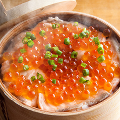 【〆の名物】鮭とイクラ蒸はらこ飯の写真