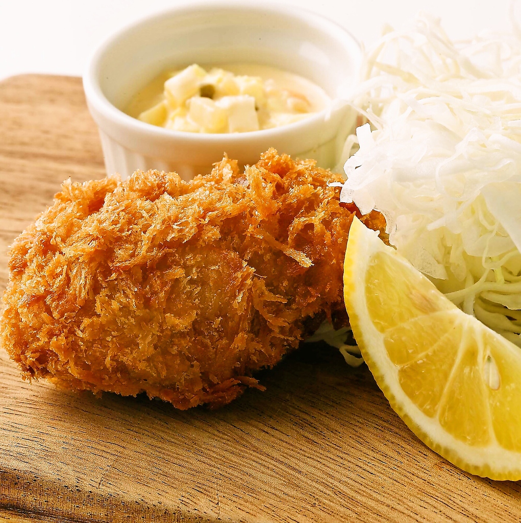 当店自慢のカキフライは大粒の牡蠣を厳選し使用◎サクサクした衣、ジューシーな旨みが特徴!!