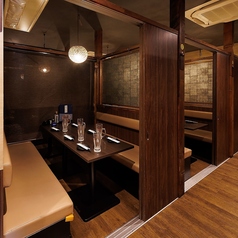 【完全個室（壁・扉あり）/テーブル個室】少人数様でも、団体様でも個室席をご用意致します。2名様～6名様個室、8名様～12名様個室etc…様々な用途にあわせてご活用下さいませ。