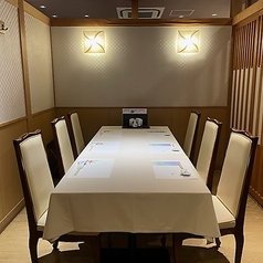 【半個室】扉は格子状の引き戸となっております。密室ではないため通気も良好です。