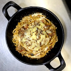 牛すじの炙りモッツアレラのトマトソースパスタ