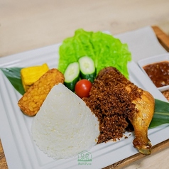 インドネシアの炊き込みご飯とアヤムゴレン