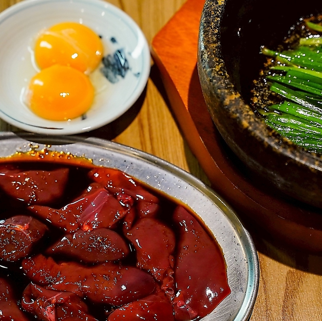 加工場直送の新鮮のレバーを卓上の石狩鍋でお客様が焼き上げるスタイルの【焼き立て月見レバニラ】！
