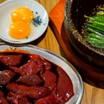 加工場直送の新鮮のレバーを卓上の石狩鍋でお客様が焼き上げるスタイルの【焼き立て月見レバニラ】！