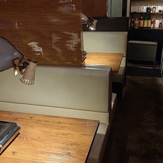 1階のテーブル席。一人用のご利用も可能です。