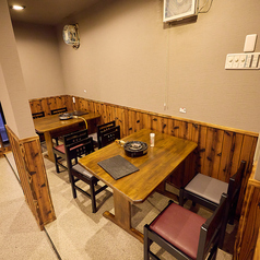 4名様テーブルを2卓ご用意しております。