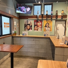 ふらっと気軽に立ち寄れる、特等席の立ち飲みカウンター!スタッフや隣の席との心地よい距離感で、お一人様のサク飲みも大歓迎です。活気あふれる店内の雰囲気を間近に感じながら、今宵もお気に入りの一杯とおつまみで美味しくハシゴ酒をお楽しみください!