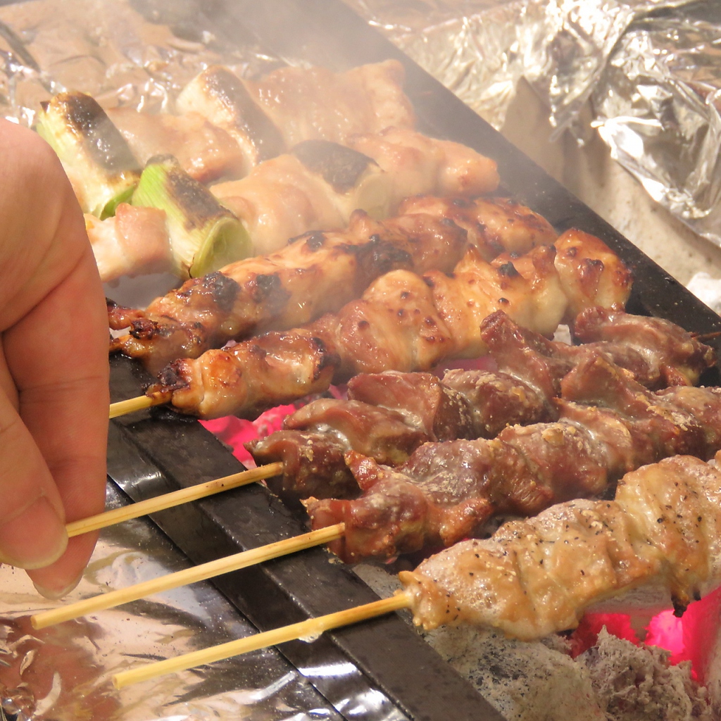 炭火焼で食べる串は格別！鶏だけじゃなく、国産牛の炭火焼や牛タンの炭火焼など炭火焼メニューが多数