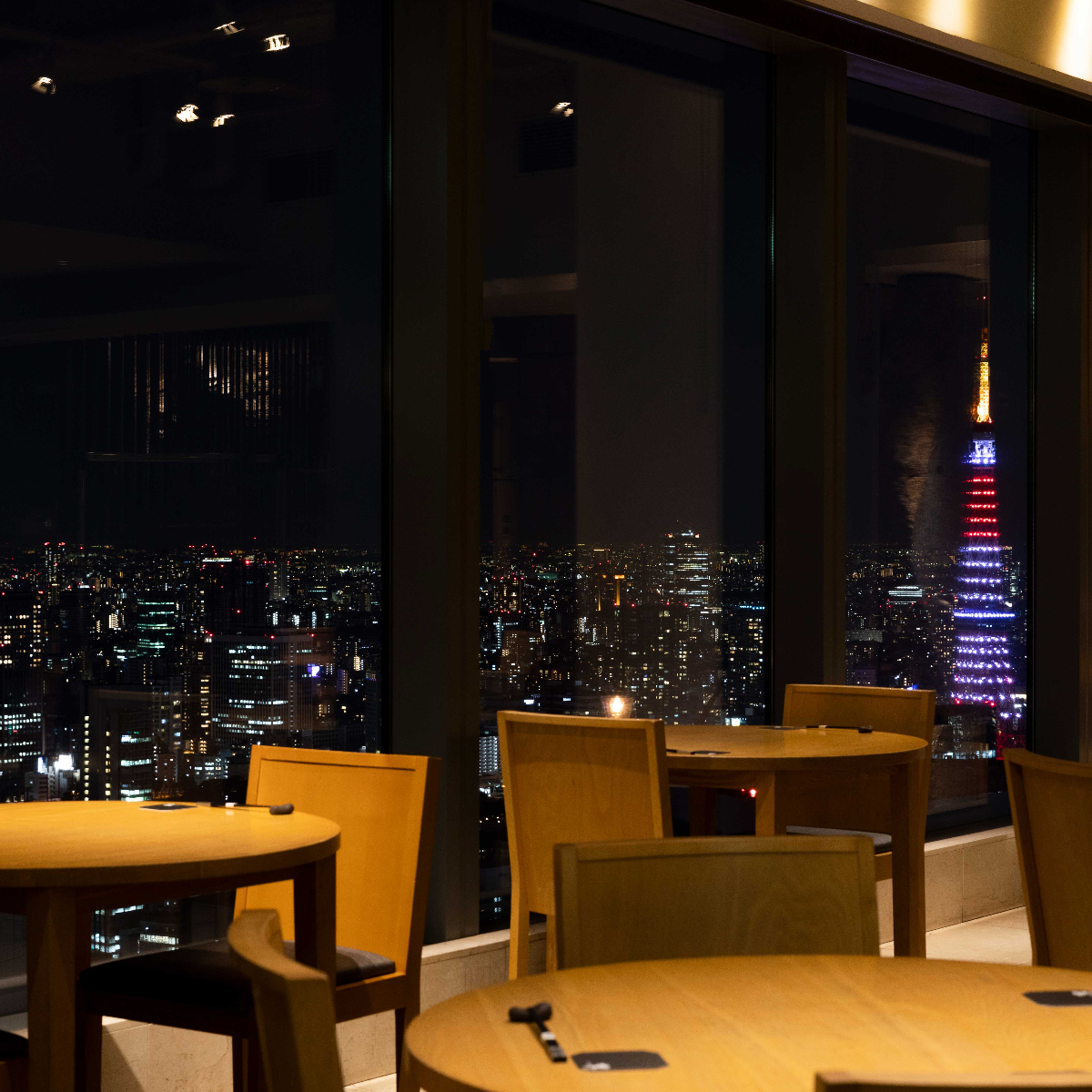 『響 カレッタ汐留店』の夜景が見える窓側の席