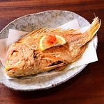 【名物】れんこ鯛まるっと唐揚げ。あっさりしていて、ぜひ食べていただきたい一品。