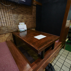 掘りごたつ席にはテレビがあるのでごゆっくりと寛げます。大切な方々と共に至福のひと時をお楽しみください。