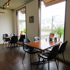 落ち着いた空間で、会話を楽しみながらゆっくりとお過ごしいただけます。お子さま連れの方にも安心してご利用いただけます。