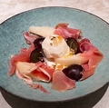 料理メニュー写真&nbsp;17　生ハムと季節のフルーツ　ガトー仕立て