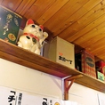 店内を見上げると、壁掛け棚に飾られた招き猫♪