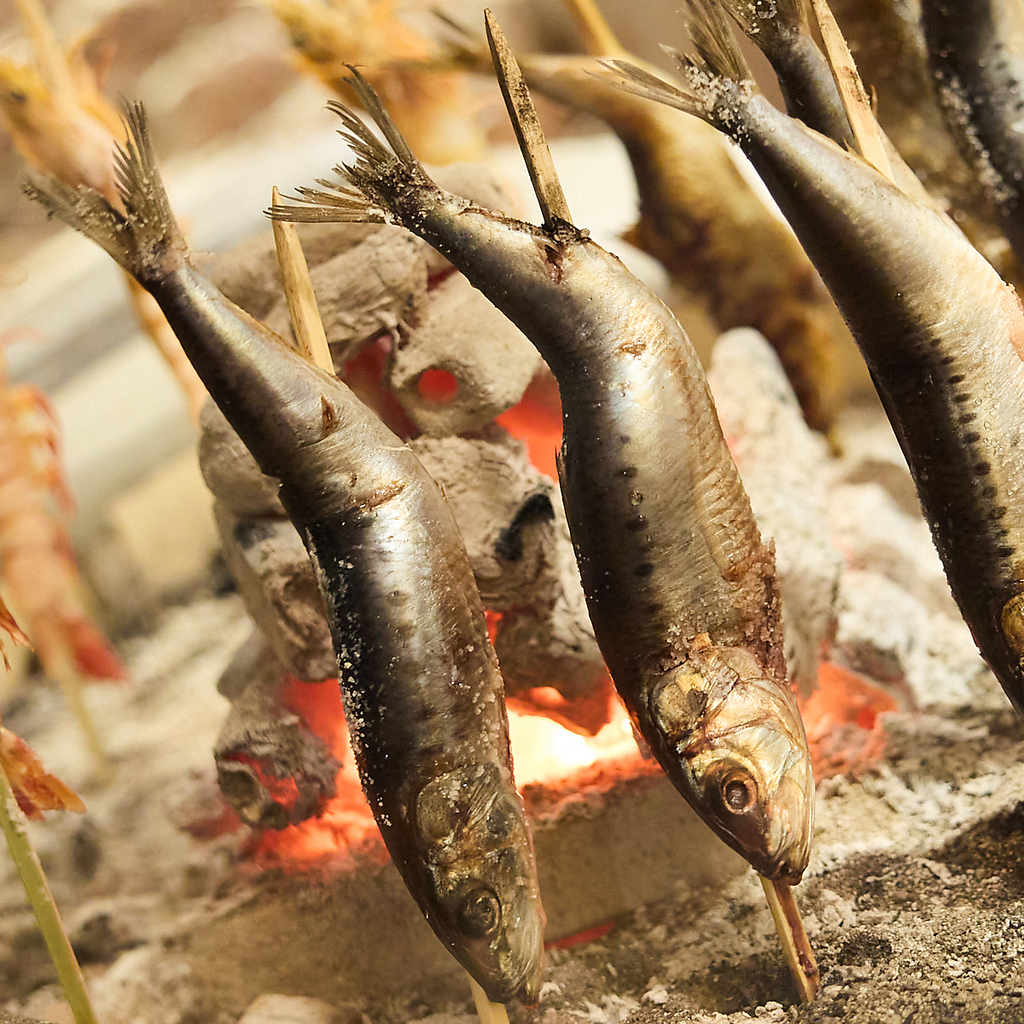 最高級の備長炭を使った炉端・原始焼きが自慢の逸品。全国No.1と謳われる沼津産の干物を使用。