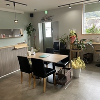 ごゆっくりとお過ごしいただけるカウンター席を完備◎