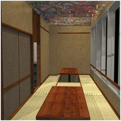 【半個室】お座敷席は、足を崩してゆったりと寛げる空間です。木の温もりを感じる落ち着いた雰囲気の中で、美味しい料理と楽しい会話を心ゆくまでお楽しみいただけます。4名様~6名様でのご利用にぴったりで、ご家族やご友人とのお食事や飲み会に最適です◎リラックスしながら、心温まるひとときをお過ごしくださいませ。