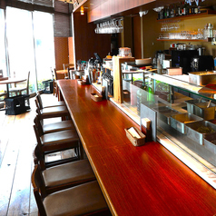 カウンター席はオープンキッチンのすぐ目の前。焼き上がるピッツァの香りがたまらない