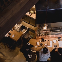 臨場感のあるカウンター席は、一人飲みやデートに最適