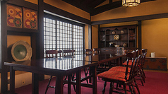 8名様ご利用のテーブル席です。和の趣を感じる温かな雰囲気の店内には、棟方志功や河合寛次郎といった著名作家の作品が各所に飾られております。記念日やご接待などの特別な時間をお過ごしいただけます。