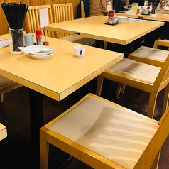 4名様掛けのテーブル席。2名様でもご利用いただけますので、広々とご利用ください！5名様以上でご利用の場合はテーブル席の連結も可能です！