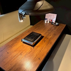 2階テーブル席（階段上がって左側）。