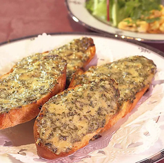 バジルとチーズソースのバゲットトースト