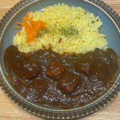 赤ワインとフォン・ド・ヴォーでじっくり時間をかけて煮込んだこだわり『ビーフカレー』の写真