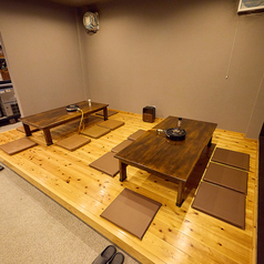 6名様テーブルと4名様テーブルを1卓ずつご用意しております。